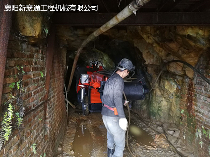 1595819404137471.jpg 扒渣機(jī)巷道工作3.jpg