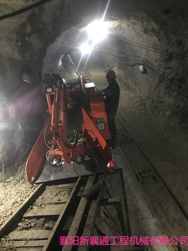 扒渣機(jī)下井 扒渣機(jī)巷道工作.jpg