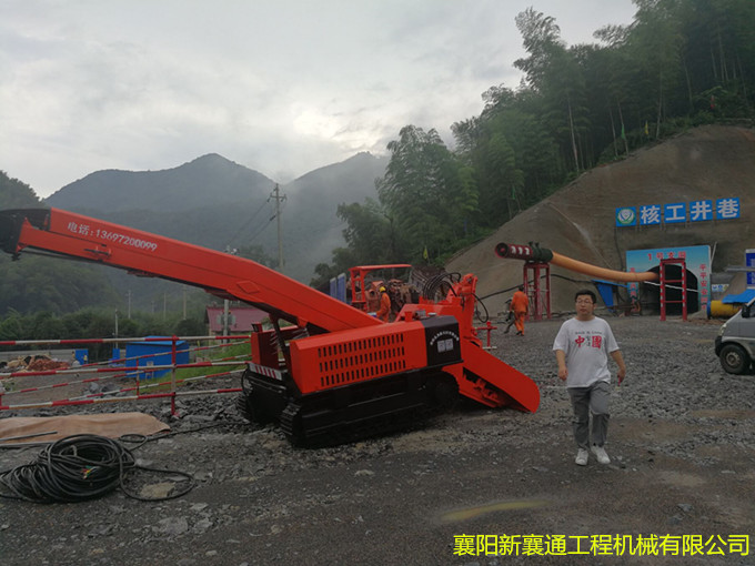 履帶扒渣機(jī).jpg 新襄通履帶扒渣機(jī)2.jpg